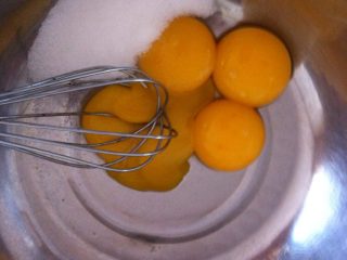 波点戚风蛋糕卷,如图，蛋黄加白砂糖用打蛋器打发，打到体积膨大、状态浓稠。