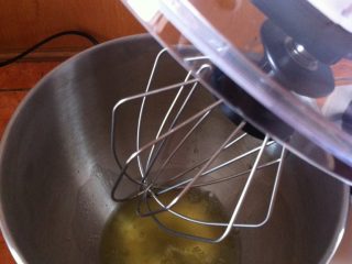 波点戚风蛋糕卷,如图，开始打发蛋白，蛋白倒入厨师机里，加入几滴柠檬汁，打到鱼眼泡状。