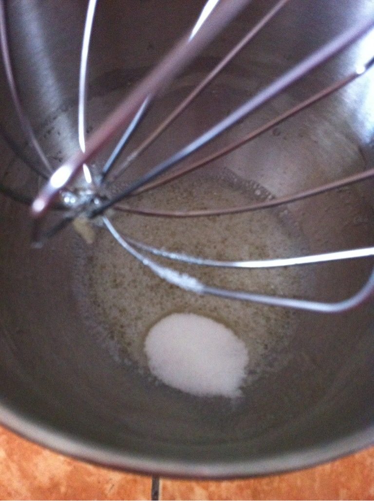波点戚风蛋糕卷,如图，加三分之一白砂糖，继续搅打。
