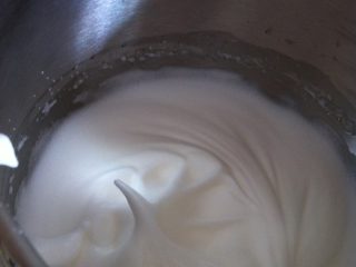 波点戚风蛋糕卷,如图，打到湿性发泡状态，提起打蛋器能拉出弯曲的尖角即可。