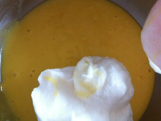波点戚风蛋糕卷,如图，取三分之一蛋白到蛋黄里，翻拌均匀。
