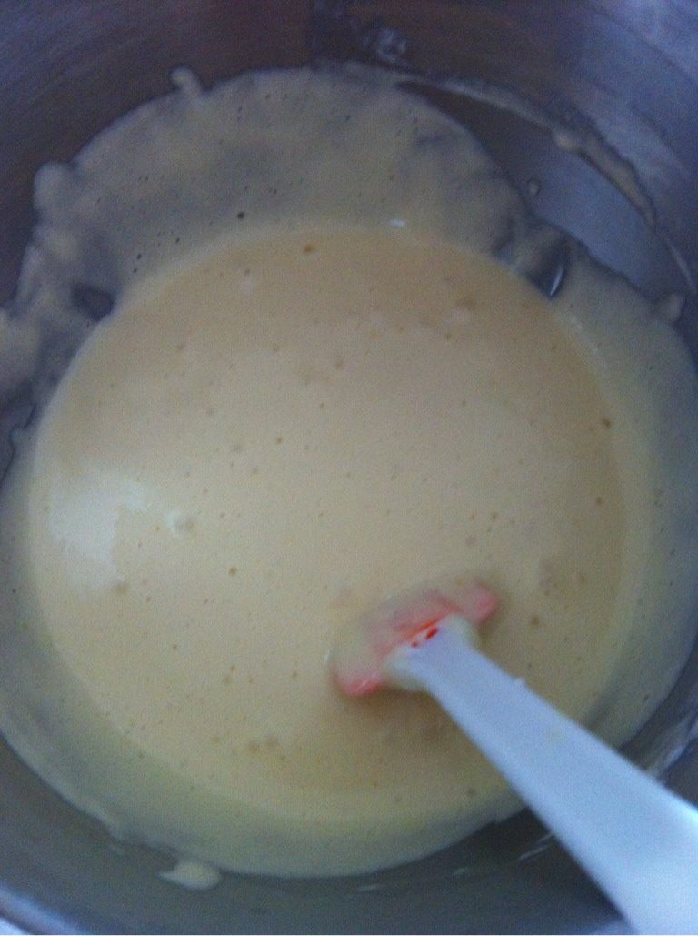 波点戚风蛋糕卷,如图，再将拌匀的面糊倒入蛋白里，翻拌均匀。