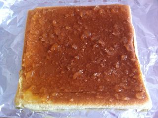 波点戚风蛋糕卷,如图，待蛋糕稍微冷却后，把蛋糕翻过来，抹上喜爱的果酱。我抹的苹果酱。