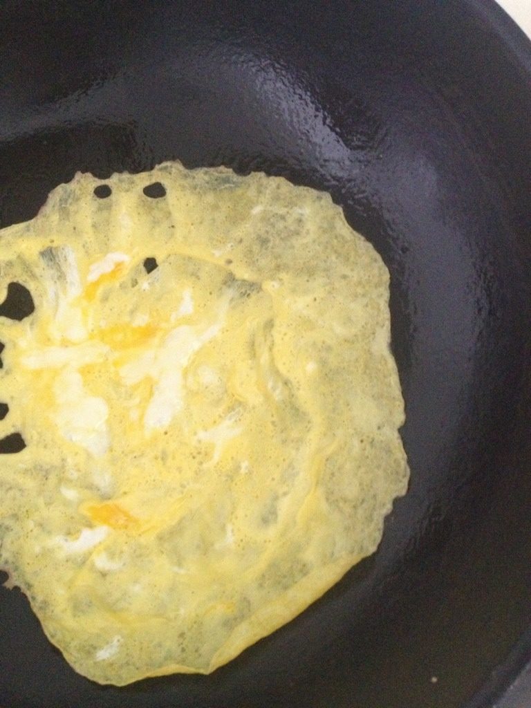 秘制温州特色海鲜炒粉干,一小勺油，大火，沿两边到中间到蛋液，小火等边缘翘起，出锅切成蛋丝