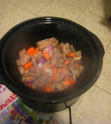 羊肉抓饭,放入胡萝卜，翻炒均匀，趁热倒入慢炖锅中