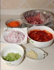 意大利肉酱,洋葱、胡萝卜、西芹、蒜都切成碎末，取出番茄罐头中的番茄切碎，备用