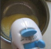 柠檬蛋糕,用另一个盆放入鸡蛋和细砂糖,用电动打蛋器打发鸡蛋