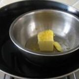 柠檬蛋糕,用隔水加热的方式使黄油融化