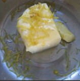 柠檬蛋糕,在盆中放入黄油、蜂蜜、柠檬汁，再以削皮器削柠檬皮放入