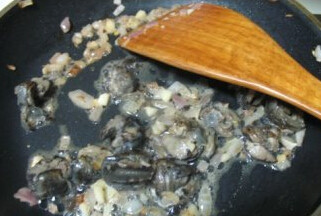 法式焗蜗牛,倒入白葡萄酒，煮大概2分钟后，加入盐和白胡椒粉炒匀，盛出备用