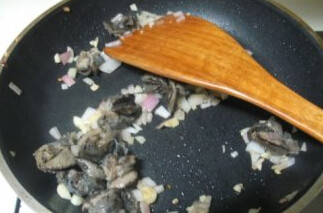 法式焗蜗牛,烤蜗牛：油锅下入剩余的洋葱蒜末中小火炒香后，倒入洗净的蜗牛炒一分钟