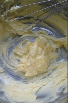 法式焗蜗牛,把软化好的黄油用打蛋器打发至颜色变浅，体积膨大