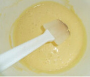 清新柠檬小蛋糕,再加入低筋面粉拌匀，最后加入柠檬皮屑和柠檬汁拌匀，即为蛋黄糊