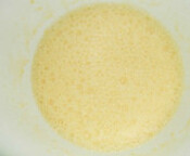 清新柠檬小蛋糕,蛋黄分别加入10克糖、牛奶和色拉油搅匀