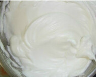 清新柠檬小蛋糕,把蛋白用打蛋器打至粗泡，分次加入70克砂糖打至干性发泡，即为蛋白霜；