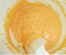 胡萝卜蜂蜜小蛋糕,低筋面粉过筛后加入到蛋黄液中，拌匀，即为蛋黄糊