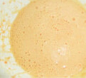 胡萝卜蜂蜜小蛋糕,蛋黄加入蜂蜜搅匀，再加入色拉油和胡萝卜搅匀