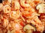 红烩饭 ,最后放入米饭，拌炒均匀，撒一些香菜碎，拌匀即可