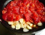 红烩饭 ,锅热油，放入蒜片炒香，加入切成丁的西红柿，中火炒