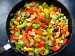 芝士焗鲜蔬 ,然后放入彩椒翻炒数下后将西兰花和胡萝卜块倒入，放盐和黑胡椒混匀