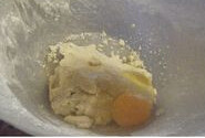 酥脆桃酥 ,猪油室温融化后和盐一起加入做法2.中，用手搓揉下，再加入30g鸡蛋和成面团