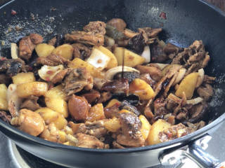 土豆香菇焖鸡,淋入生抽、味精拌匀
