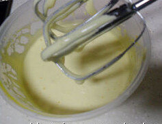 杏仁瑞可塔起司蛋糕,制作内馅：蛋黄与蛋白分离开，在蛋黄中加入一半砂糖，打发，颜色发白