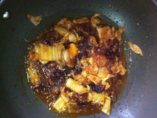 辣白菜炒饭,油烧热，放入辣椒，辣白菜和腊肠炒香