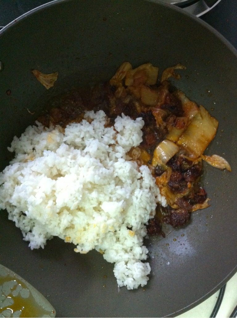 辣白菜炒饭,放入米饭，炒匀