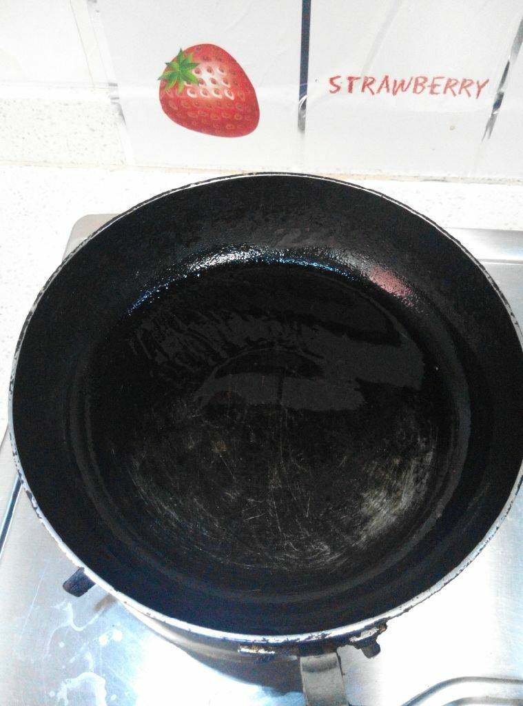 自制红薯粉皮,起锅，热油，只需要薄薄的一层