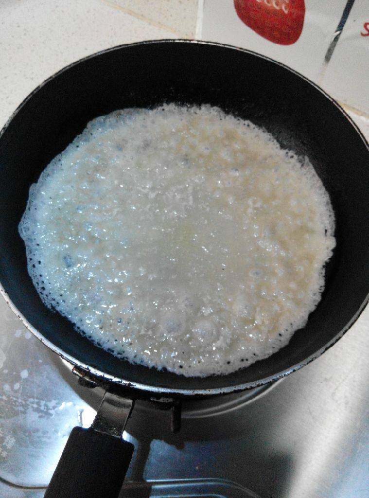 自制红薯粉皮,倒入调好的红薯粉，（不是全部喲，这是可以做好几锅的量）锅底要全部铺满，