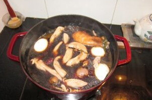 卤味,继续小火炖约二十分钟，再放和驴肠、鸡胗、鸡蛋，继续盖上锅盖炖煮