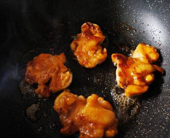 蜜橙翅根,不粘锅中不加任何油，直接将鸡皮面朝下放入锅中，中小火慢煎出鸡皮的油脂，且鸡皮表面金黄后翻面，继续慢煎