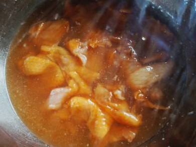 蜜橙翅根,将鸡肉泡入腌料水中，封好保鲜膜。放冰箱冷藏一夜
