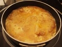 猪排丼,煮的时候把两个鸡蛋打成蛋液，不用打很散。等汤汁有点收的时候倒入一半的蛋液上去，加盖焖一会儿等蛋液凝固一些，然后再浇上另一半然后加盖关火焖，蛋液半熟即可。