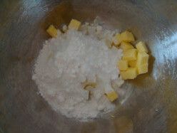 花生巧克力方块 ,软化的黄油中加入粉60g糖粉，用打蛋器搅拌均匀
