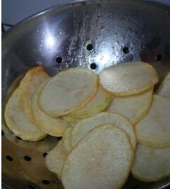 干锅土豆,土豆沥干水分放入油锅炸至微黄发硬时即可