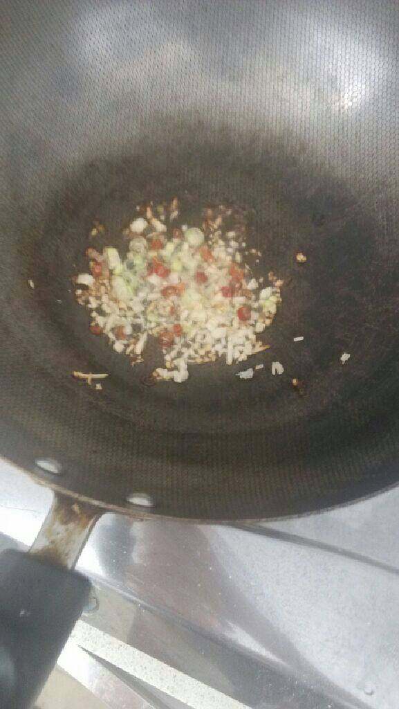 家常土豆丝,锅中放油，开火，待油热后放入葱姜蒜煸炒，变色时放入干辣椒