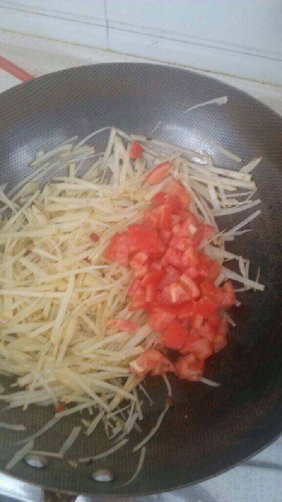 家常土豆丝,加入西红柿继续翻炒，按自己口味加入陈醋，盐