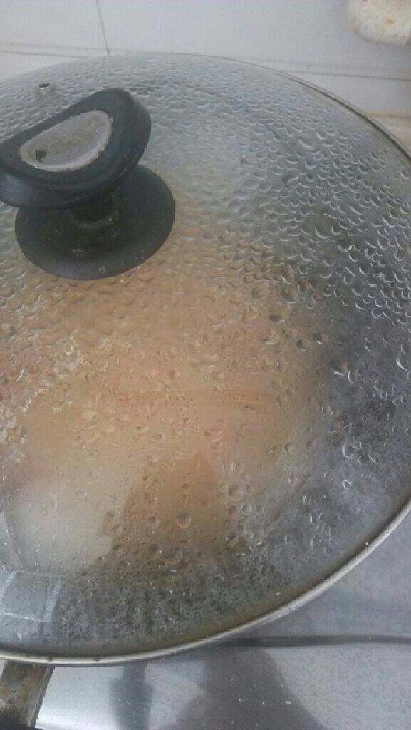 家常土豆丝,待土豆丝变软，西红柿变浓时放一点水，盖上锅盖，放小火