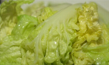 玻璃白菜,白菜掰去老帮，剩下的洗净，放在沸水中焯下水