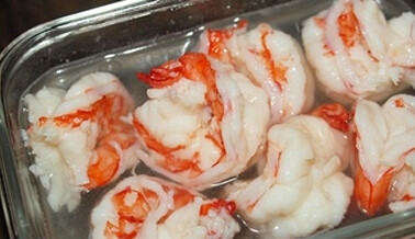 哈密瓜虾球,煮开水，下海虾，虾变成红色即捞起，放在冰水中