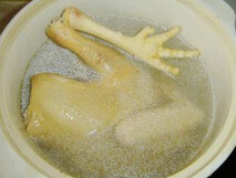 白切鸡,肉鸡洗净，锅内入水加热，水煮开后，入姜片，撒少许盐，将肉鸡浸入