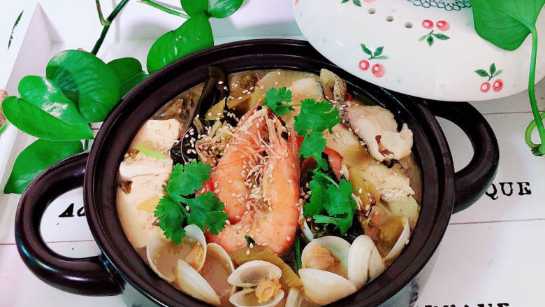 酸菜海鲜锅,浓浓的酸菜味道的酸菜海鲜锅就上桌了！