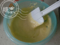 蜂蜜小蛋糕,中粉和粟粉混合筛入。切拌成均匀面糊
