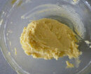 朗姆酒大理石磅蛋糕,加入过筛的面粉，搅成面团