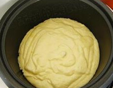 朗姆酒大理石磅蛋糕,先取1/3蛋白跟面团混合，然后再加入剩下的蛋白搅匀。
