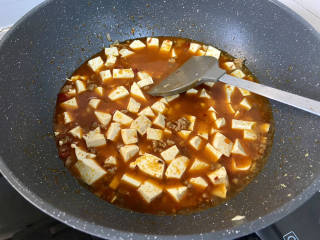 酸辣豆腐➕肉末酸辣豆腐,加入焯水的豆腐，适量热水沒过豆腐，煮开
