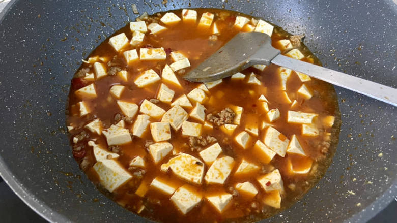 酸辣豆腐➕肉末酸辣豆腐,加入焯水的豆腐，适量热水沒过豆腐，煮开