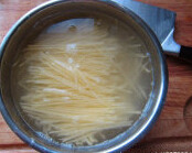 炝拌土豆丝 ,土豆洗净去皮，切丝,放进清水中浸泡10分钟左右,捞出沥干水分